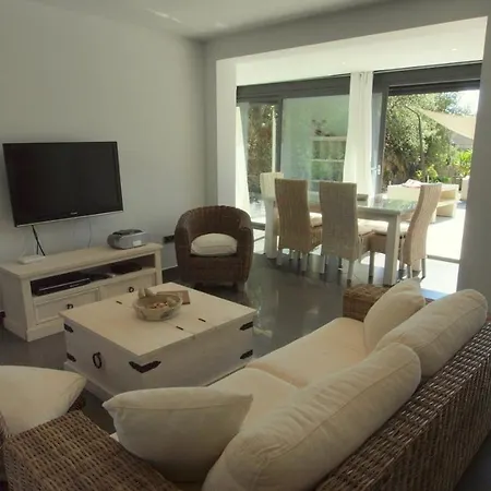Sleeps 8 Pool Air Con Wifi