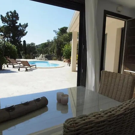 Sleeps 8 Pool Air Con Wifi וילה
